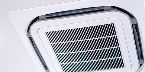 業務用エアコンが天井に設置されたイメージ