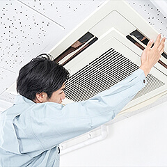 業務用エアコンを天井に取付しているシーンのイメージ